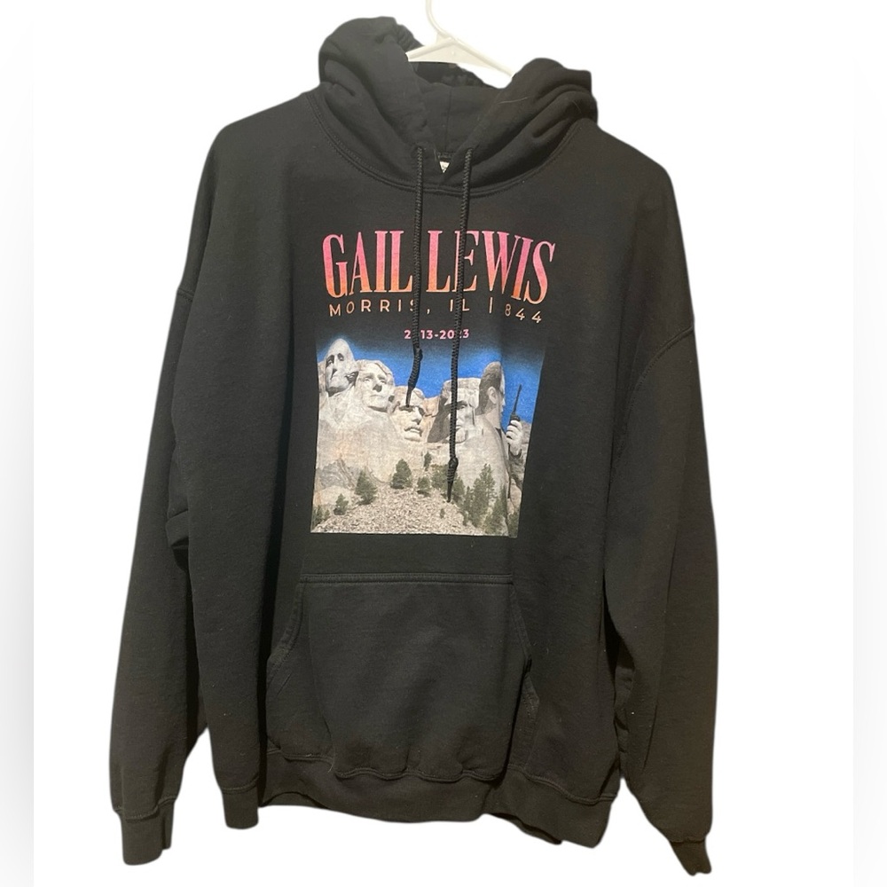 Gildan men’s  casual Black Graphic Hoodie with Mountain Print size XL